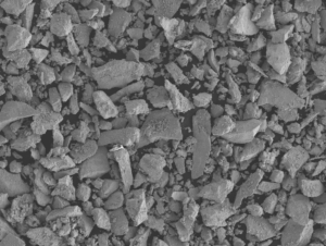 Imagen de microscopio electrónico de barrido (SEM) que muestra la morfología irregular de las partículas de polvo de carburo de tantalio (TaC)