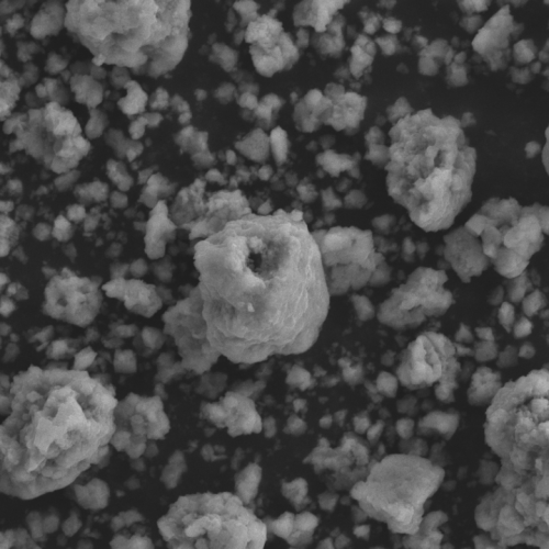 Imagen SEM de NaTi(PO4)3 que muestra la estructura porosa para el transporte de iones-ULPMAT